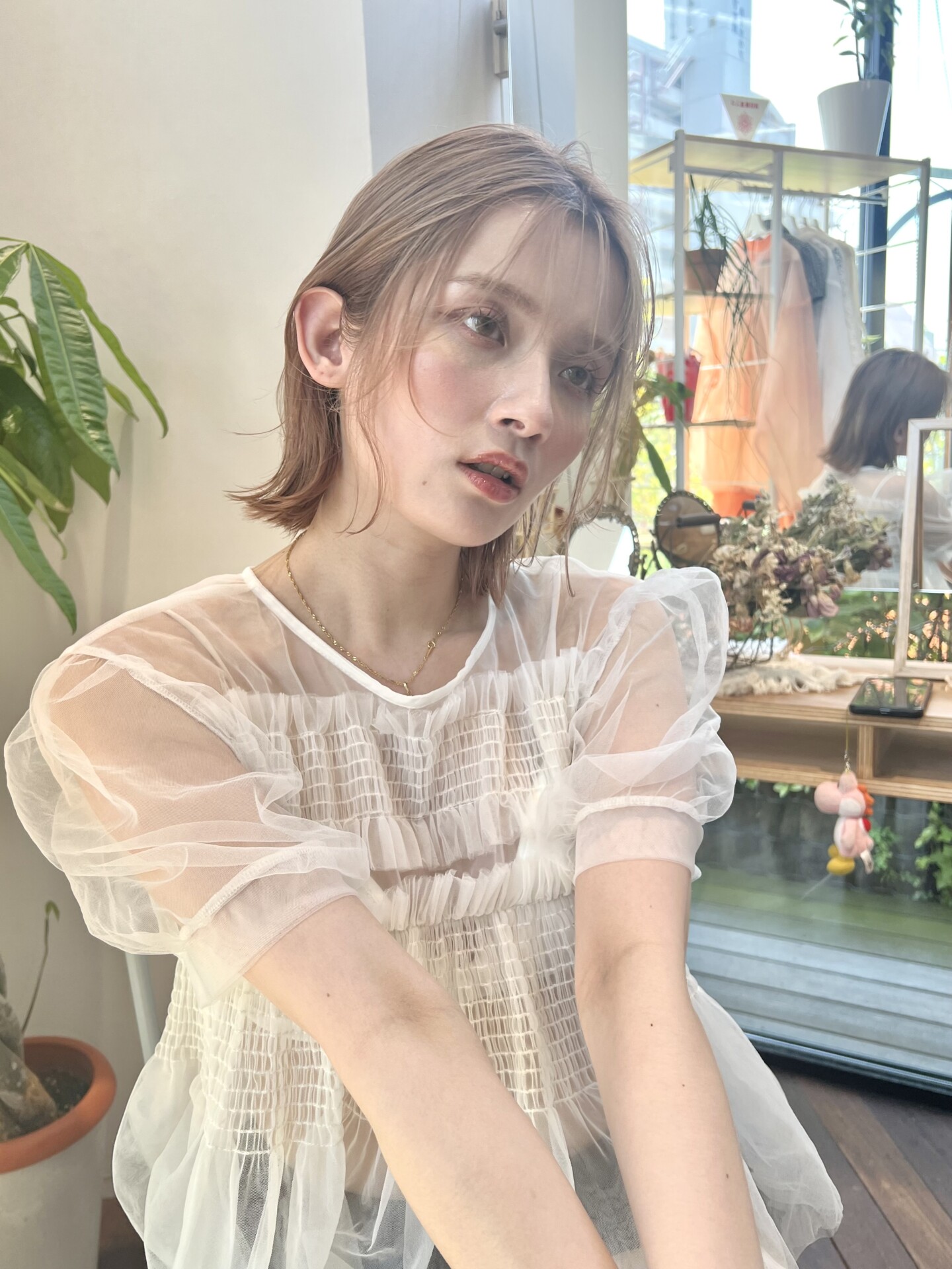 おくれ毛がかわいい！高明度ミルクティーのタイト外ハネボブ！
